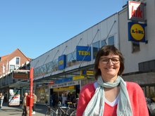 Daniela Dalhoff vor der Ladenzeile an der Fuhlsbüttler Straße