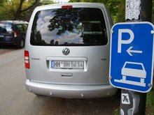 Im Umfeld vieler Schulen behindern parkende Autos -besonders "Elterntaxis"- die Sicht und gefährden so Kinder (Beispielfoto)