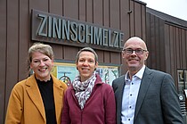 Lena Otto (SPD, l.), Sonja Engler (Zinnschmelze, m.) und Michael Werner-Boelz (GRÜNE, r.) vor der Zinnschmelze (Reiffert/GRÜNE Fraktion Nord)