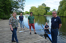 Von Link nach rechts: Angelika Bester (Fraktionsvorsitzende SPD), Alexandra Rinsdorf (Ruderverein Wandsbek (RVW), stellvertretende Vorsitzende), Timo B. Kranz (Fraktionsvorsitzende GRÜNE), Matthias Ritz (RVW, Vorsitzender) und Michael Lindau (RVW, stellvertretender Vorsitzender) am alten Steg des Vereins an der Alster (Reiffert/GRÜNE Fraktion Nord) Von Link nach rechts: Angelika Bester (Fraktionsvorsitzende SPD), Alexandra Rinsdorf (Ruderverein Wandsbek (RVW), stellvertretende Vorsitzende), Timo B. Kranz (Fraktionsvorsitzende GRÜNE), Matthias Ritz (RVW, Vorsitzender) und Michael Lindau (RVW, stellvertretender Vorsitzender) am alten Steg des Vereins an der Alster (Reiffert/GRÜNE Fraktion Nord)