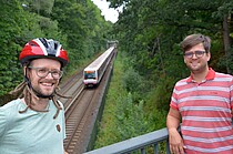 Foto: Thorsten Schmidt und Timo B. Kranz oberhalb der Trasse für den Radschnellweg (Höhe U Fuhlsbüttel)