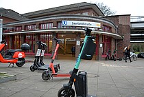 Vor der U-Bahnstation Saarlandstraße werden  regelmäßig viele E-Scooter abgestellt
