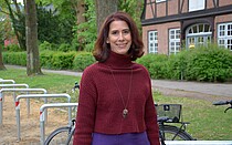 Katrin Hofmann an den neuen Fahrradbügeln vor dem Stavenhagenhaus