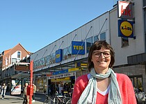 Daniela Dalhoff  vor der Ladenzeile an der Fuhlsbüttler Straße