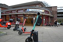 Vor der U-Bahnstation Saarlandstraße werden regelmäßig viele E-Scooter abgestellt Vor der U-Bahnstation Saarlandstraße werden regelmäßig viele E-Scooter abgestellt