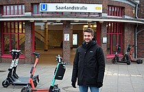 Marcel Bulawa vor der U-Bahnstation Saarlandstraße, wo regelmäßig viele E-Scooter abgestellt werden Marcel Bulawa vor der U-Bahnstation Saarlandstraße, wo regelmäßig viele E-Scooter abgestellt werden