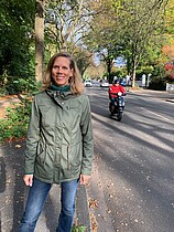 Anwohnerin Katrin Baum an der Wellingsbütteler Landstraße Anwohnerin Katrin Baum an der Wellingsbütteler Landstraße