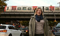 Simone Dornia in der Fuhlsbüttler Straße in Höhe der geplanten U-Bahn-Haltestelle