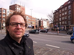 Kai Elmendorf, Bezirksabgeordneter, am Winterhuder Marktplatz (Bild: GAL-Fraktion HH-Nord/Reiffert)