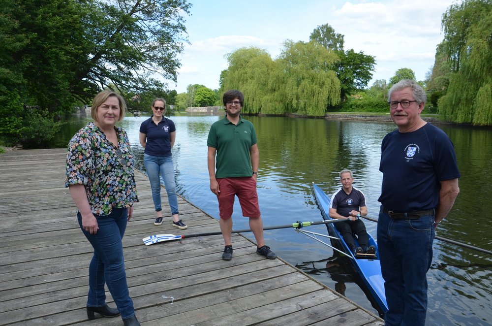 Von Link nach rechts: Angelika Bester (Fraktionsvorsitzende SPD), Alexandra Rinsdorf (Ruderverein Wandsbek (RVW), stellvertretende Vorsitzende), Timo B. Kranz (Fraktionsvorsitzende GRÜNE), Matthias Ritz (RVW, Vorsitzender) und Michael Lindau (RVW, stellvertretender Vorsitzender) am alten Steg des Vereins an der Alster (Reiffert/GRÜNE Fraktion Nord) Von Link nach rechts: Angelika Bester (Fraktionsvorsitzende SPD), Alexandra Rinsdorf (Ruderverein Wandsbek (RVW), stellvertretende Vorsitzende), Timo B. Kranz (Fraktionsvorsitzende GRÜNE), Matthias Ritz (RVW, Vorsitzender) und Michael Lindau (RVW, stellvertretender Vorsitzender) am alten Steg des Vereins an der Alster (Reiffert/GRÜNE Fraktion Nord)
