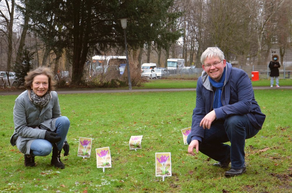 Birgit Elster und Christoph Reiffert auf einer Fläche bei der U-Bahnstation Uhlandstraße, die für die Pflanzung von Frühblühern vorgeschlagen ist. Birgit Elster und Christoph Reiffert auf einer Fläche bei der U-Bahnstation Uhlandstraße, die für die Pflanzung von Frühblühern vorgeschlagen ist.