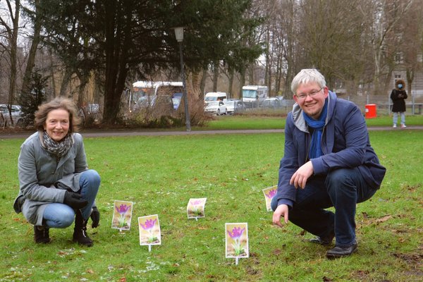 Birgit Elster und Christoph Reiffert auf einer Fläche bei der U-Bahnstation Uhlandstraße, die für die Pflanzung von Frühblühern vorgeschlagen ist.