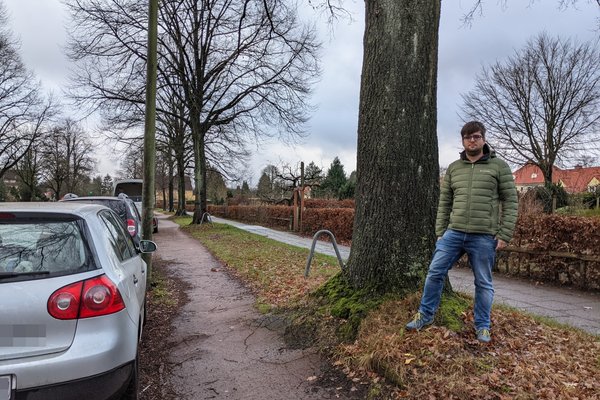 Timo B. Kranz an der Tangstedter Landstraße. Bäume oder Parkplätze erhalten - das ist hier nun die Frage