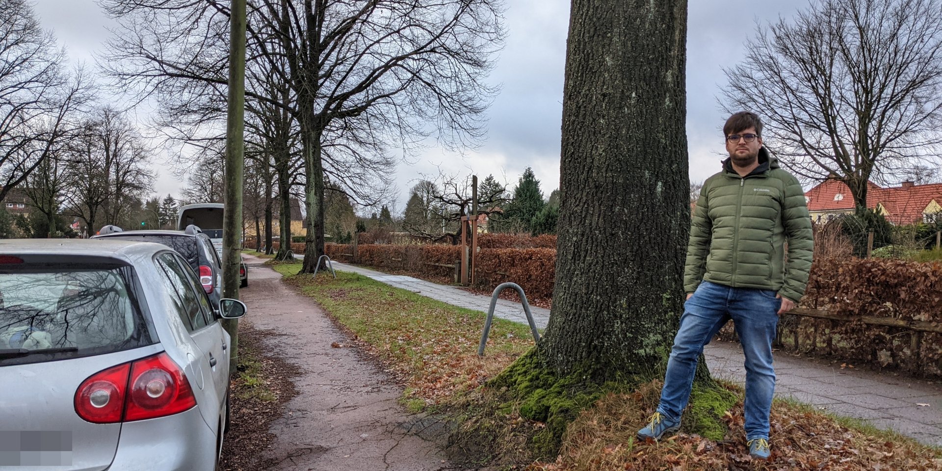 Timo B. Kranz an der Tangstedter Landstraße. Bäume oder Parkplätze erhalten - das ist hier nun die Frage