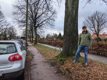 Timo B. Kranz an der Tangstedter Landstraße. Bäume oder Parkplätze erhalten - das ist hier nun die Frage