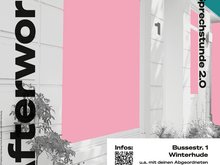 Veranstaltunsplakat in den Farben Grau, Rosa und Petrol. Zu sehen ist die Fassade des GRÜNEN Büros in der Bussestraße 1 mit Blumenkübeln und einer Bank davor. Dazu Hinweise zur Veranstaltung (Name, Ort, Termin, QR-Code)