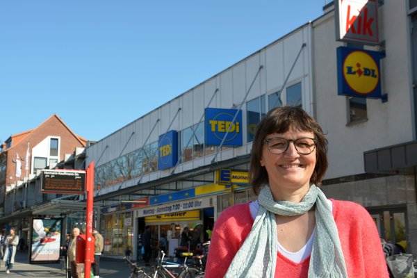 Daniela Dalhoff  vor der Ladenzeile an der Fuhlsbüttler Straße