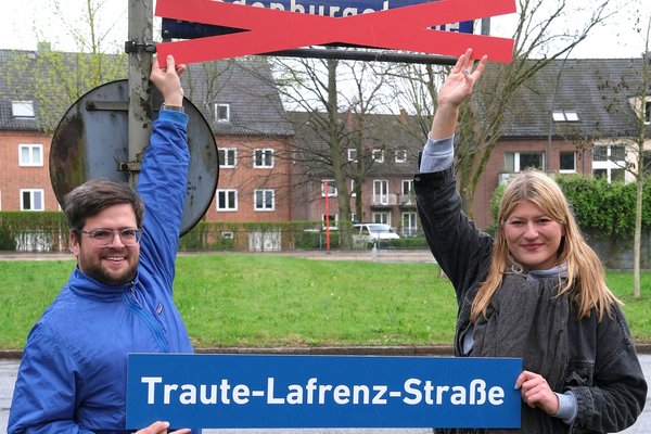 Timo B. Kranz und Lena Otto benennen symbolisch die Hindenburgstraße in Alsterdorf um 