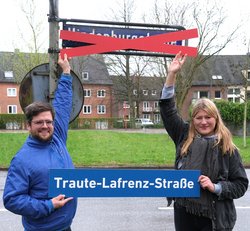 Timo B. Kranz und Lena Otto benennen symbolisch die Hindenburgstraße in Alsterdorf um 