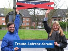 Timo B. Kranz und Lena Otto benennen symbolisch die Hindenburgstraße in Alsterdorf um 