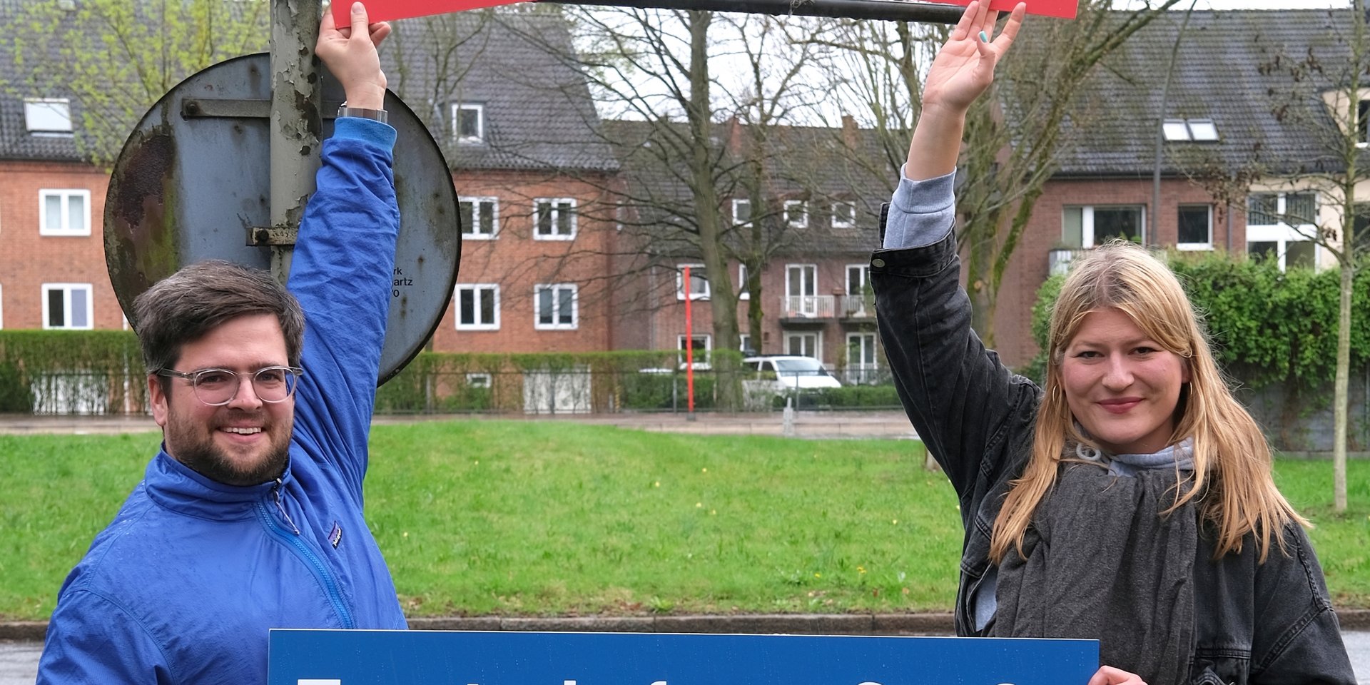 Timo B. Kranz und Lena Otto benennen symbolisch die Hindenburgstraße in Alsterdorf um 