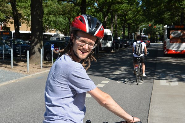 Thorsten Schmidt am Borgweg: Radfahrstreifen erlauben ein sicheres Fahren auf der Fahrbahn