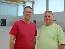 Oliver Camp (GRÜNE, l.) und Rüdiger Wendt (SPD, r.) in der neuen Sporthalle der Adolph-Schönfelder-Schule direkt an der Dehnhaide
