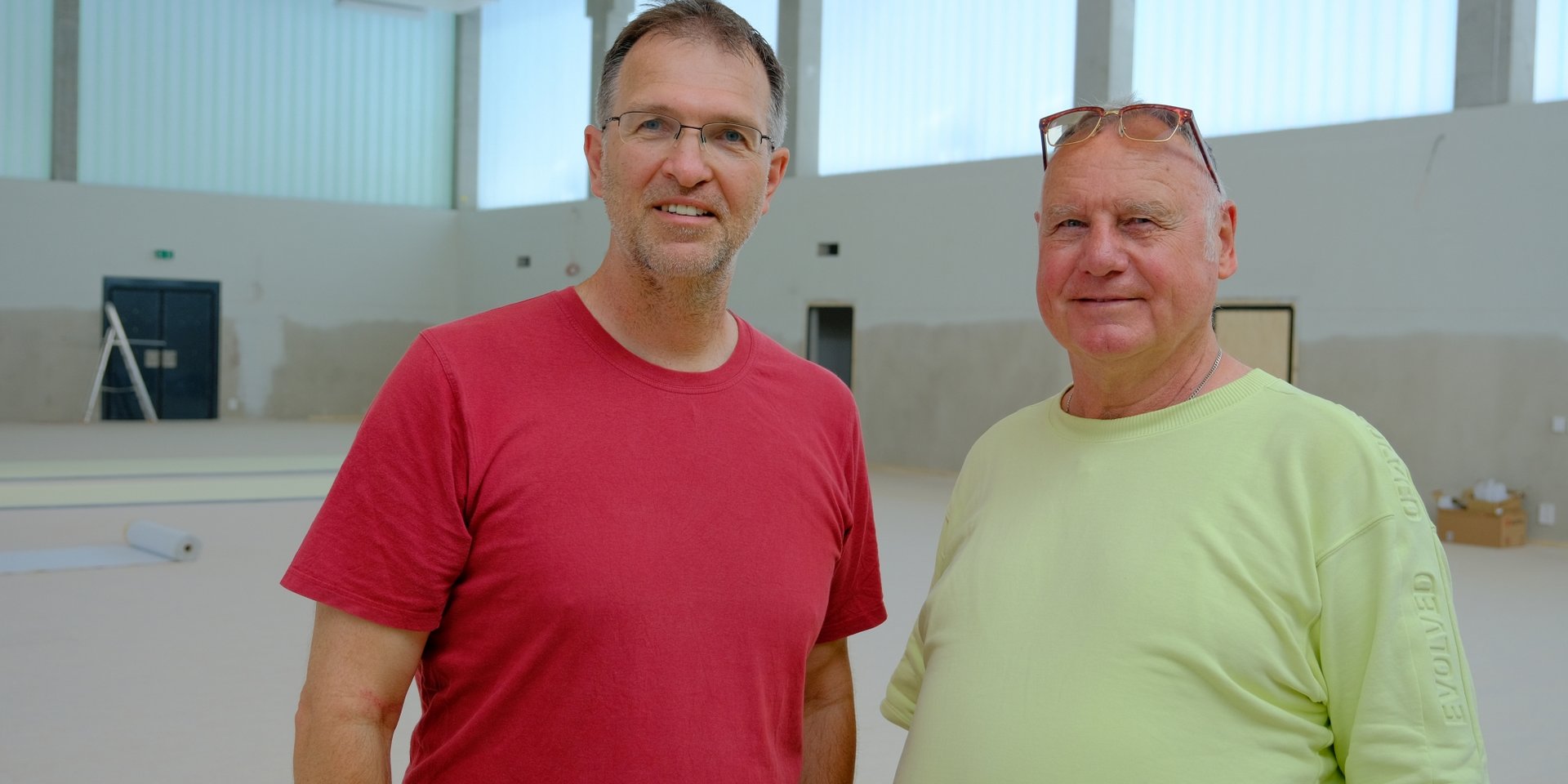 Oliver Camp (GRÜNE, l.) und Rüdiger Wendt (SPD, r.) in der neuen Sporthalle der Adolph-Schönfelder-Schule direkt an der Dehnhaide