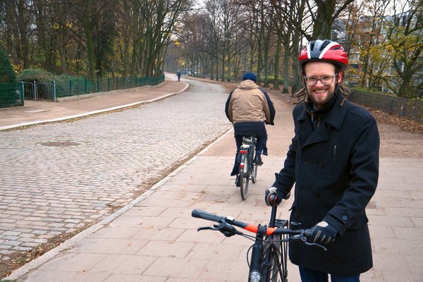 Thorsten Schmidt am mittleren Abschnitt der Osterbekstraße und mit Kopfsteinpflaster