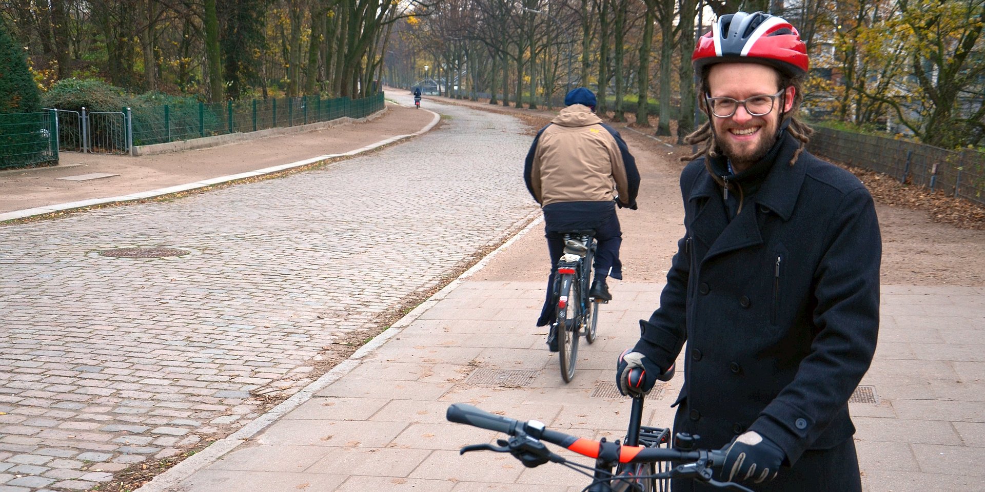 Thorsten Schmidt am mittleren Abschnitt der Osterbekstraße und mit Kopfsteinpflaster