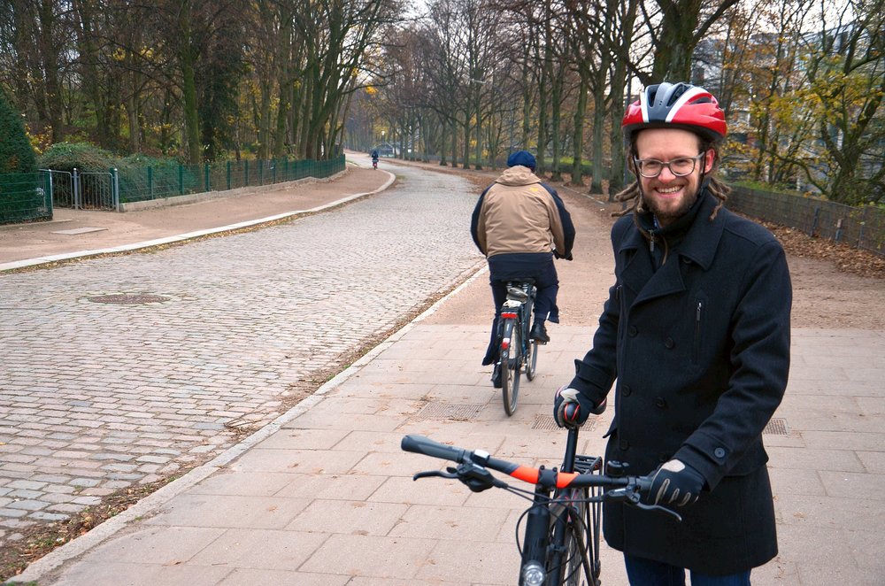 Thorsten Schmidt am mittleren Abschnitt der Osterbekstraße und mit Kopfsteinpflaster Thorsten Schmidt am mittleren Abschnitt der Osterbekstraße und mit Kopfsteinpflaster