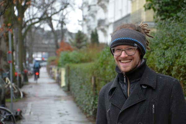 Thorsten Schmidt an der Sierichstraße – auf dem Gehweg sind immer wieder Radler*innen anzutreffen