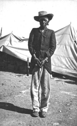 Cornelius Fredericks im Konzentrationslager Haifischinsel/Namibia nach dem 9. September 1906 (Urheberrecht abgelaufen)