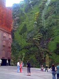 Hängende Gärten an einem Bankgebäude in Madrid (Wikimedia Commons/Javier Martin)