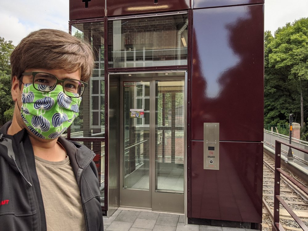 Timo B. Kranz am neuen Aufzug in der U-Bahn-Haltestelle Fuhlsbüttel-Nord (Kranz) Timo B. Kranz am neuen Aufzug in der U-Bahn-Haltestelle Fuhlsbüttel-Nord (Kranz)