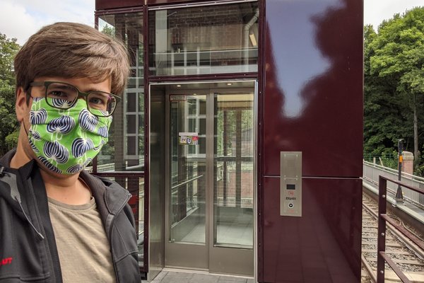 Timo B. Kranz am neuen Aufzug in der U-Bahn-Haltestelle Fuhlsbüttel-Nord (Kranz)