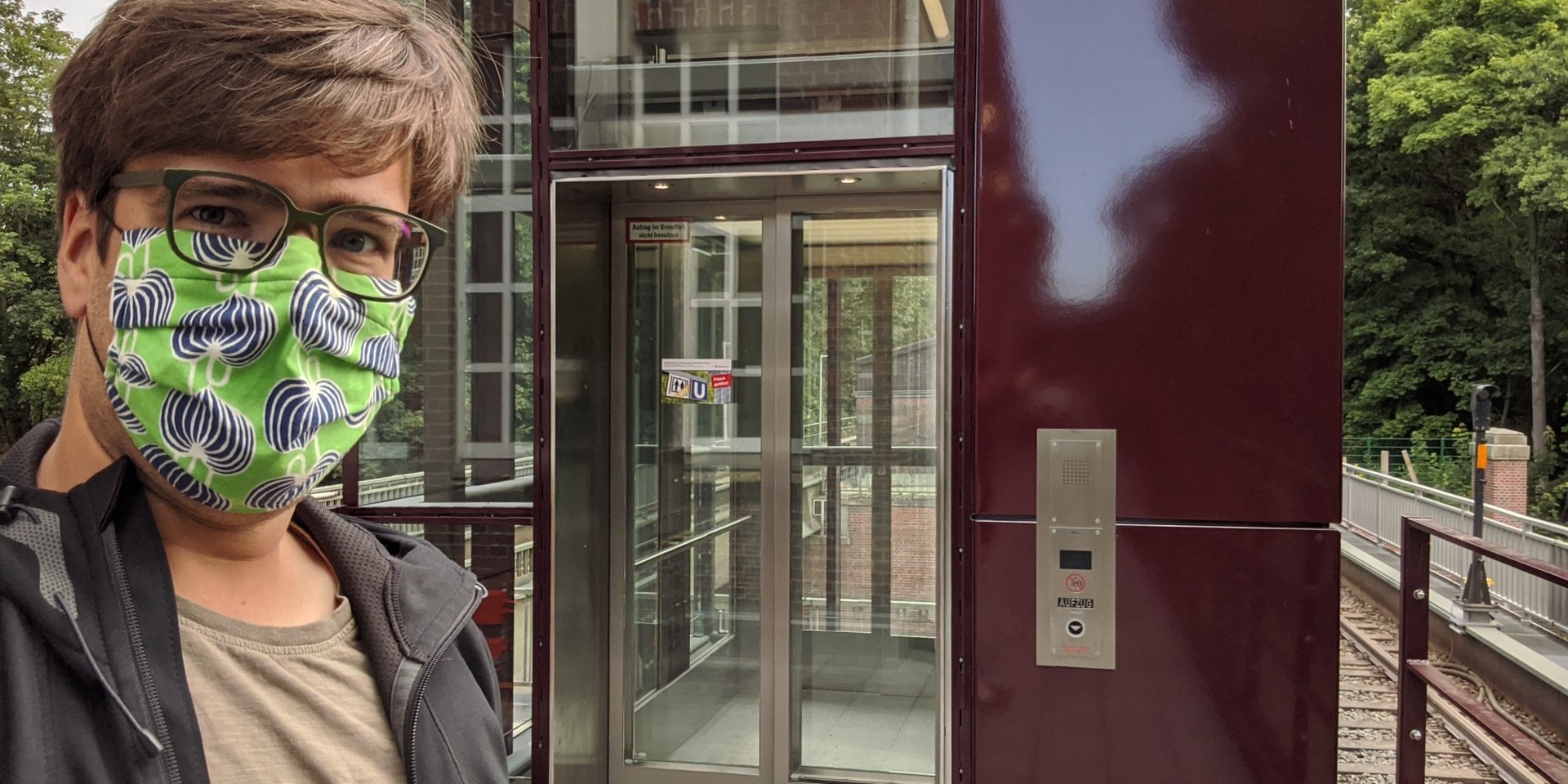 Timo B. Kranz am neuen Aufzug in der U-Bahn-Haltestelle Fuhlsbüttel-Nord (Kranz)