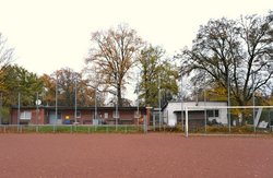 Blick vom Sportplatz auf das alte Vereinshaus (Reiffert/GRÜNE Fraktion Nord)