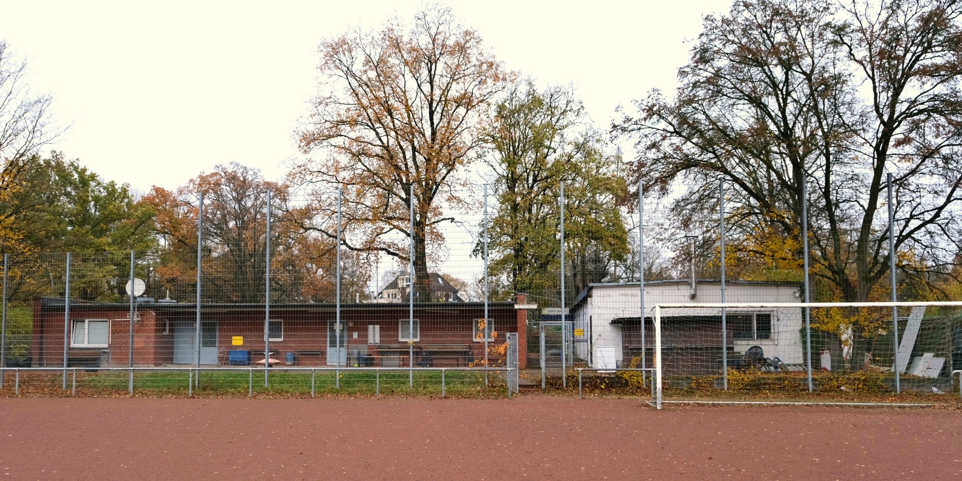 Blick vom Sportplatz auf das alte Vereinshaus (Reiffert/GRÜNE Fraktion Nord)