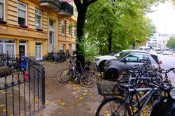 Neben der Kita knickt der Gehweg heute auf Privatgelände ab, da parkende Autos den direkten Weg verstellen. Nach dem Umbau geht es ohne Umwege geradeaus weiter