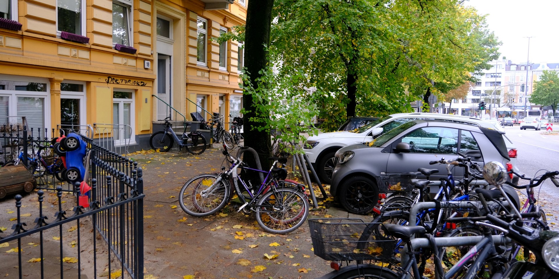 Neben der Kita knickt der Gehweg heute auf Privatgelände ab, da parkende Autos den direkten Weg verstellen. Nach dem Umbau geht es ohne Umwege geradeaus weiter