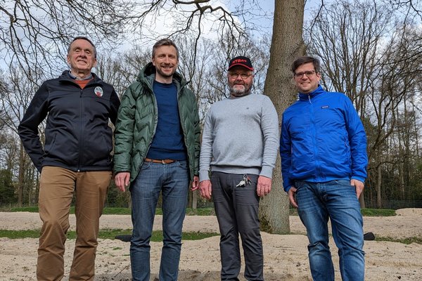 Hans Schreckenberg (HTB 62), Philipp Noß (SPD), Dirk Pommerening (HTB 62) und Timo B. Kranz (GRÜNE) im Kiwittsmoorbad vor den Beachvolleyballfeldern