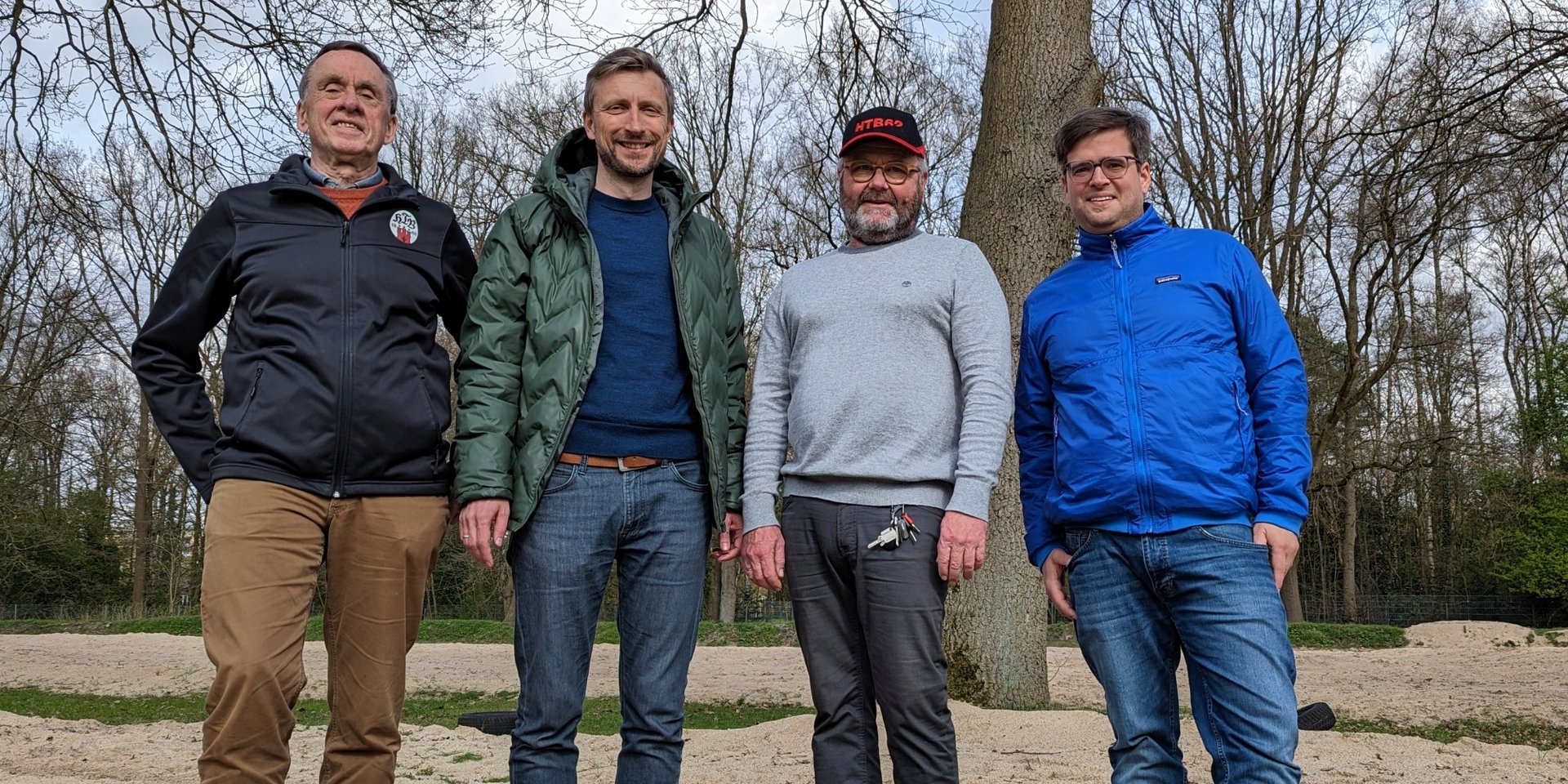 Hans Schreckenberg (HTB 62), Philipp Noß (SPD), Dirk Pommerening (HTB 62) und Timo B. Kranz (GRÜNE) im Kiwittsmoorbad vor den Beachvolleyballfeldern