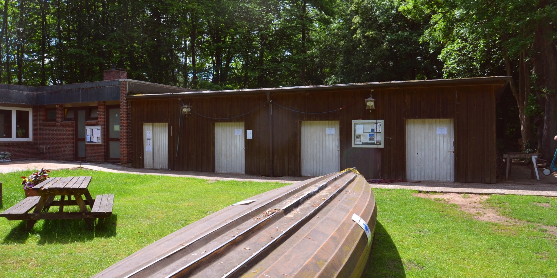 Boot und eines der Vereinsgebäude des VfW Oberalster