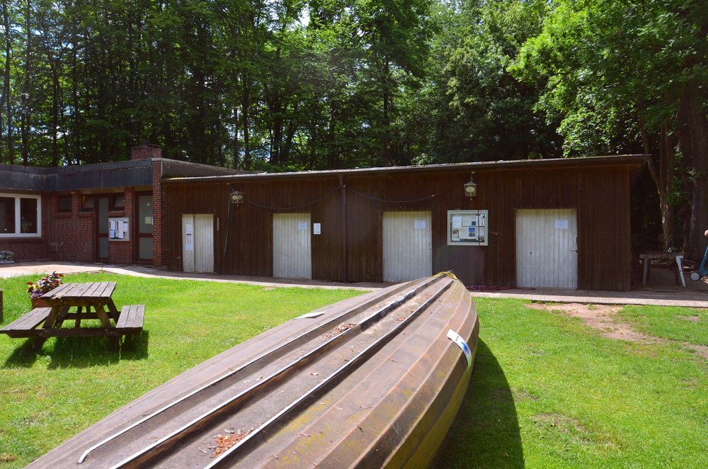 Boot und eines der Vereinsgebäude des VfW Oberalster