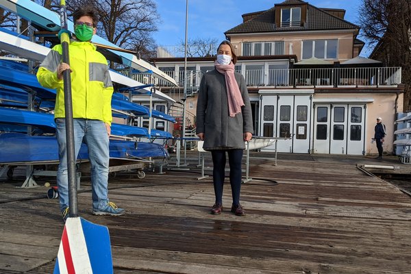 Timo B. Kranz und Katharina von Kodolitsch auf dem alten Steg, der ersetzt werden soll. Dort herrscht strenge Maskenpflicht.