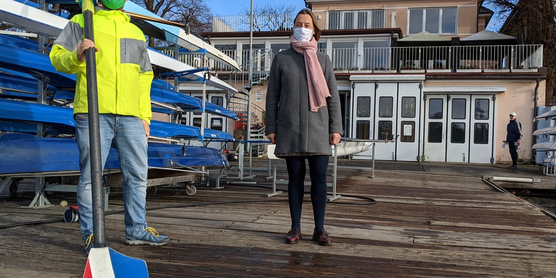 Timo B. Kranz und Katharina von Kodolitsch auf dem alten Steg, der ersetzt werden soll. Dort herrscht strenge Maskenpflicht.