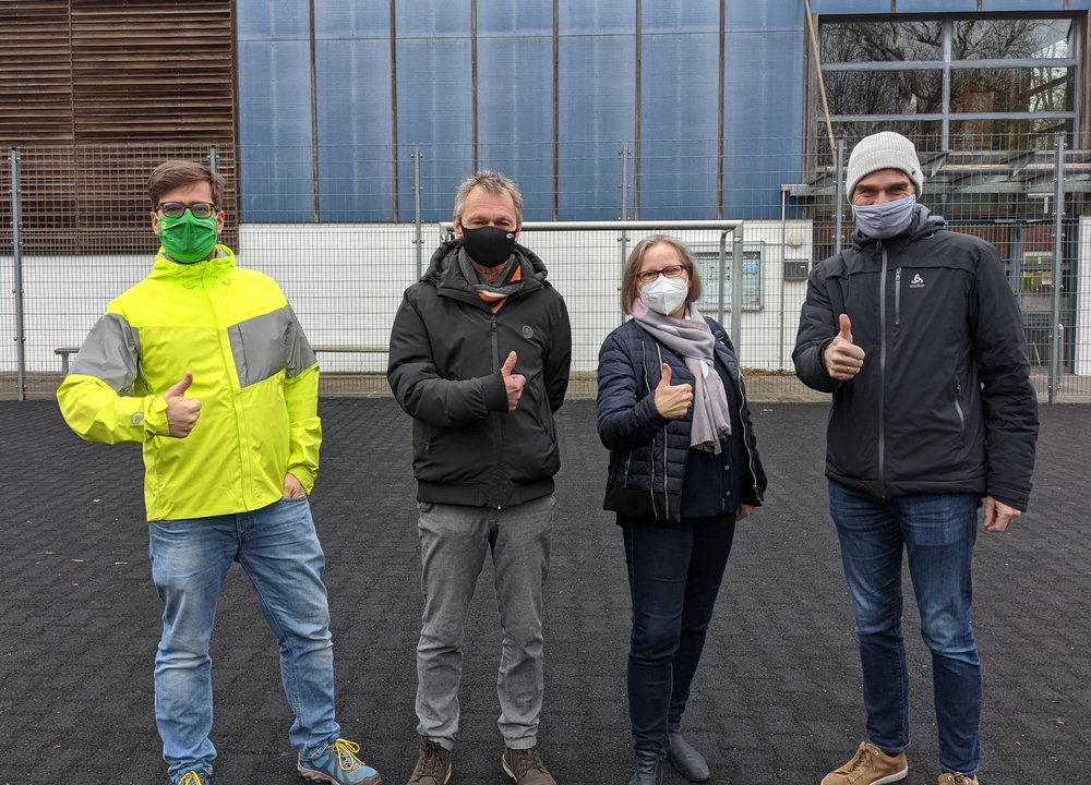 vlnr: Timo B. Kranz (GRÜNE), Michael Stuhr (Stellv. Vorsitzender SiB-Club), Maren Schindeler-Grove (1. Vorsitzende SiB-Club), Carsten Heinrich (Stellv. Schulleiter der Stadtteilschule Am Heidberg) auf der Fläche, die überdacht werden soll. Auf dem Schulgelände herrscht strenge Maskenpflicht vlnr: Timo B. Kranz (GRÜNE), Michael Stuhr (Stellv. Vorsitzender SiB-Club), Maren Schindeler-Grove (1. Vorsitzende SiB-Club), Carsten Heinrich (Stellv. Schulleiter der Stadtteilschule Am Heidberg) auf der Fläche, die überdacht werden soll. Auf dem Schulgelände herrscht strenge Maskenpflicht
