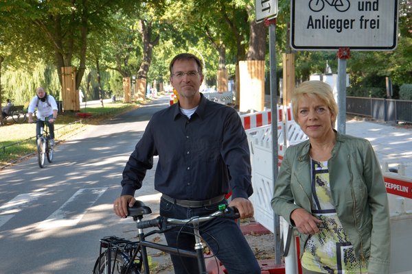 Oliver Camp und Carmen Möller an der Baustelle in der Schönen Aussicht