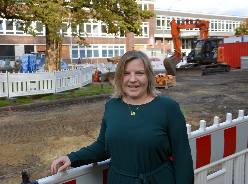 Simone Dornia an der Baustelle Wiesendamm